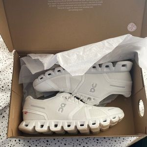 Size 7 Cloud 5, never worn